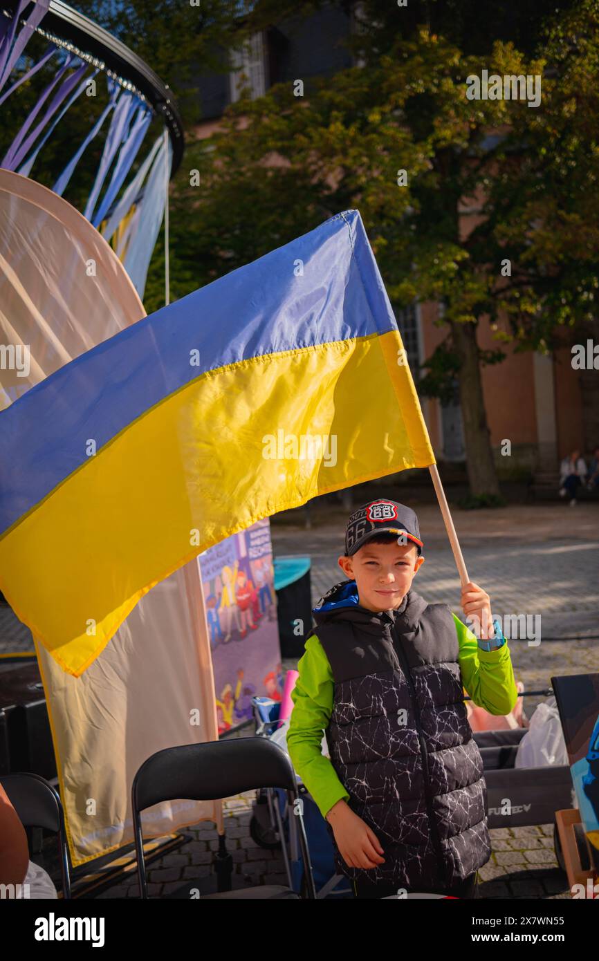 Erfurt, Allemagne - 23 septembre 2023 : célébration de la fête ukrainienne. Diaspora ukrainienne en Allemagne. Jeune garçon à Fair. Ukrainiens dans la foire de la ville allemande avec Banque D'Images