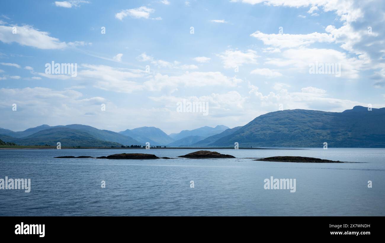 Vue sur le Loch Linnhe d'Ardnamurchan vers Ballachulish - de gauche à droite : Ben Nevis, les Mamores, Pap of Glencoe, Sgorr nam Flannaidh, Glen Banque D'Images