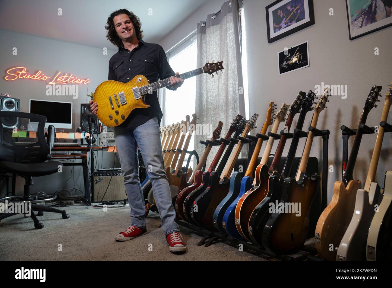 Fort Worth, Texas, États-Unis. 27 février 2024. 27 février 2024. Mark Lettieri, guitariste et compositeur primé aux Grammy Awards, avec une version de la guitare modèle 'Fiore' Paul Reed Smith qu'il a conçue pour la compagnie de guitare. Photographié dans son home studio à Fort Worth, TX. (Crédit image : © Ralph Lauer/ZUMA Press Wire) USAGE ÉDITORIAL SEULEMENT! Non destiné à UN USAGE commercial ! Banque D'Images