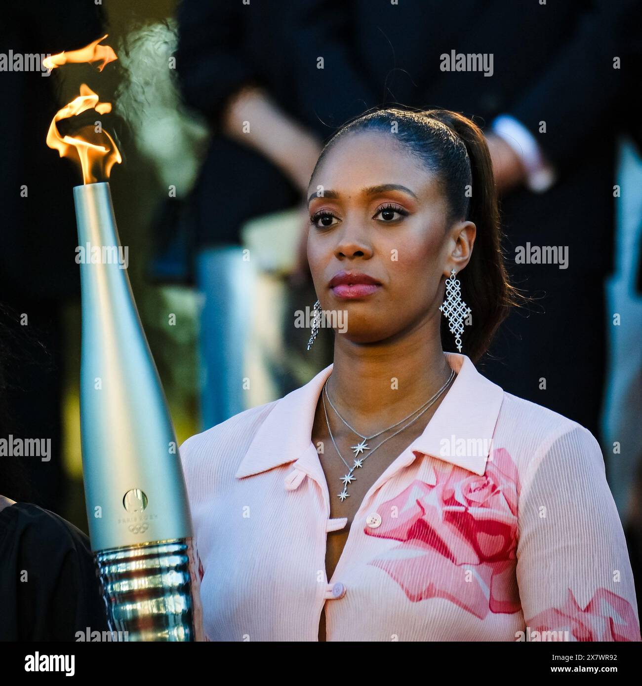 Cannes, France. 21 mai 2024. Iliana Rupert tient la flamme olympique photographiée sur le tapis rouge pour Marcello Mio lors du 77ème Festival de Cannes. Photo de Julie Edwards./Alamy Live News Banque D'Images
