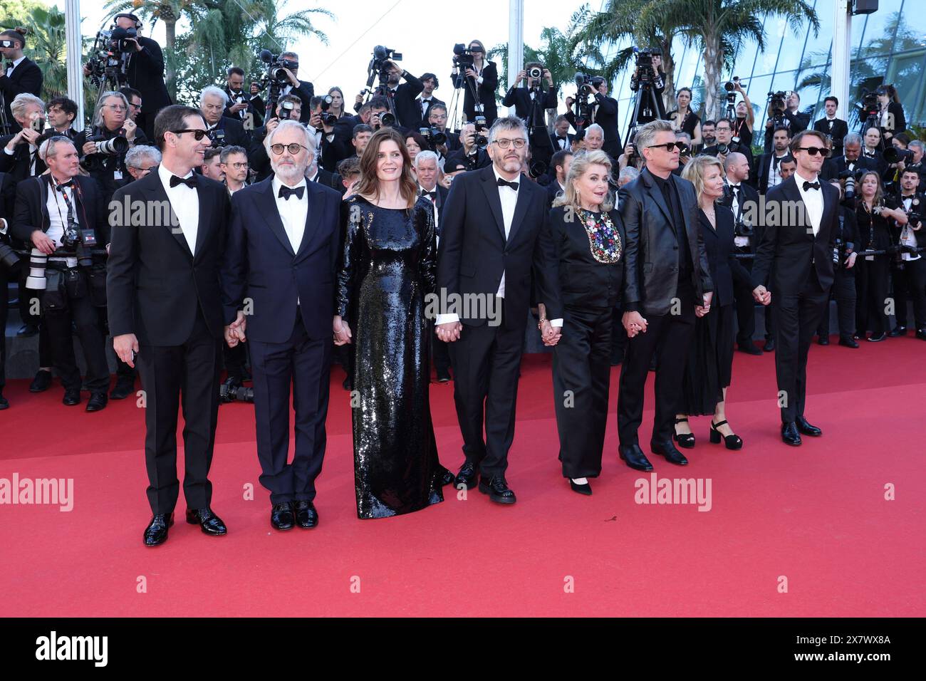 Cannes, France. 21 mai 2024. Chiara Mastroianni, Fabrice Luchini, Catherine Deneuve, Melvil Poupaud, Nicole Garcia, Benjamin Biolay, Hugh Skinner, Philippe Martin, Alexandra Henochsberg et David Thion assistent au tapis rouge « Marcello Mio » lors de la 77e édition du Festival de Cannes au Palais des Festivals le 21 mai 2024 à Cannes. Photo de David Boyer/ABACAPRESS. COM Credit : Abaca Press/Alamy Live News Banque D'Images