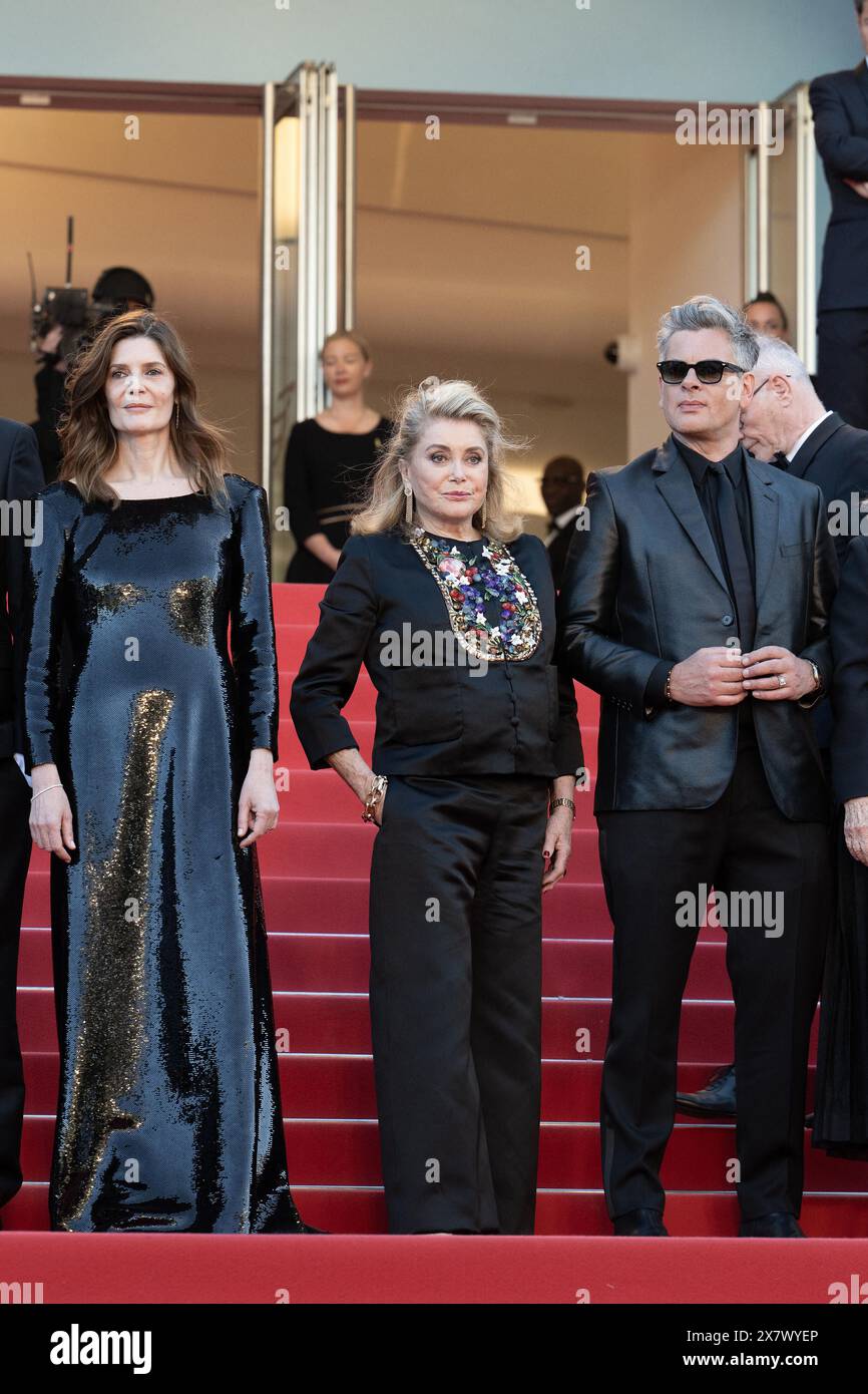 Cannes, France. 22 mai 2024. Benjamin Biolay, Catherine Deneuve et Chiara Mastroiani assistent au tapis rouge Marcello Mio lors de la 77e édition du Festival de Cannes au Palais des Festivals le 21 mai 2024 à Cannes. Photo de David Niviere/ABACAPRESS. COM Credit : Abaca Press/Alamy Live News Banque D'Images