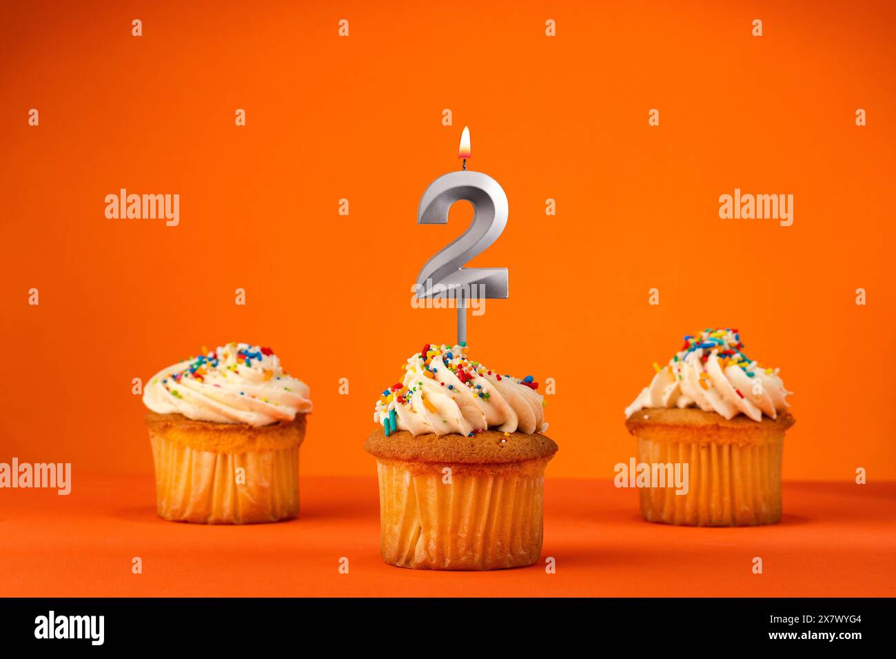 Célébration d'anniversaire en couleur orange - bougie numéro 2 Banque D'Images