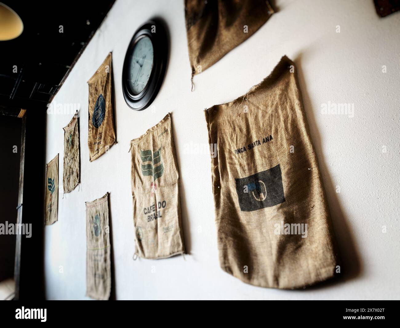 Sacs de café accrochés au mur d'un café ou d'un café, sacs de toile de