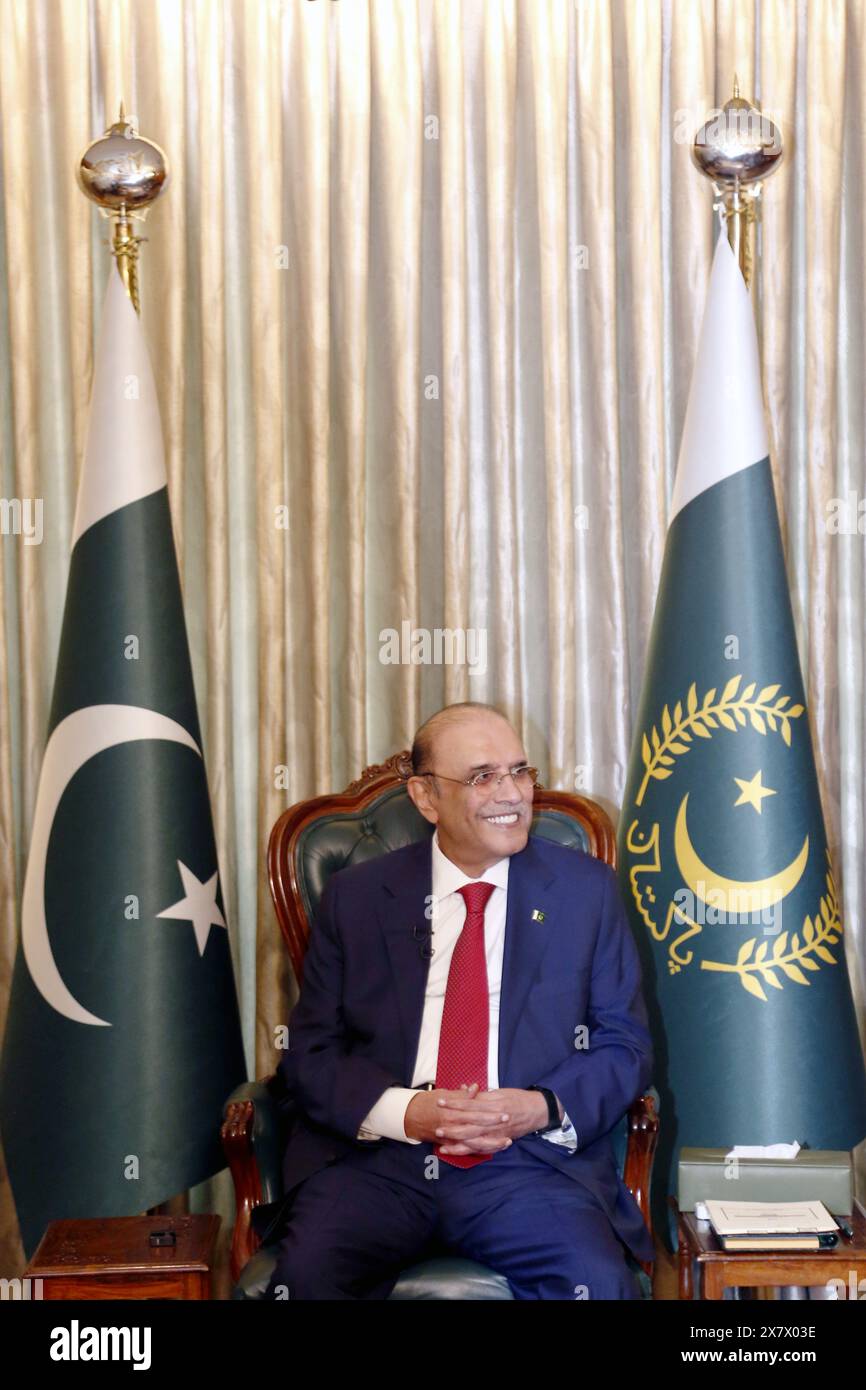 Islamabad, Pakistan. 17 mai 2024. Le président pakistanais Asif Ali Zardari parle lors d'une interview avec les médias chinois à Islamabad, Pakistan, le 17 mai 2024. Le Pakistan respecte le principe d'une seule Chine, car le pays choisit toujours de se tenir du bon côté de l'histoire, a déclaré Zardari lors d'une récente interview avec les médias chinois. Crédit : Ahmad Kamal/Xinhua/Alamy Live News Banque D'Images