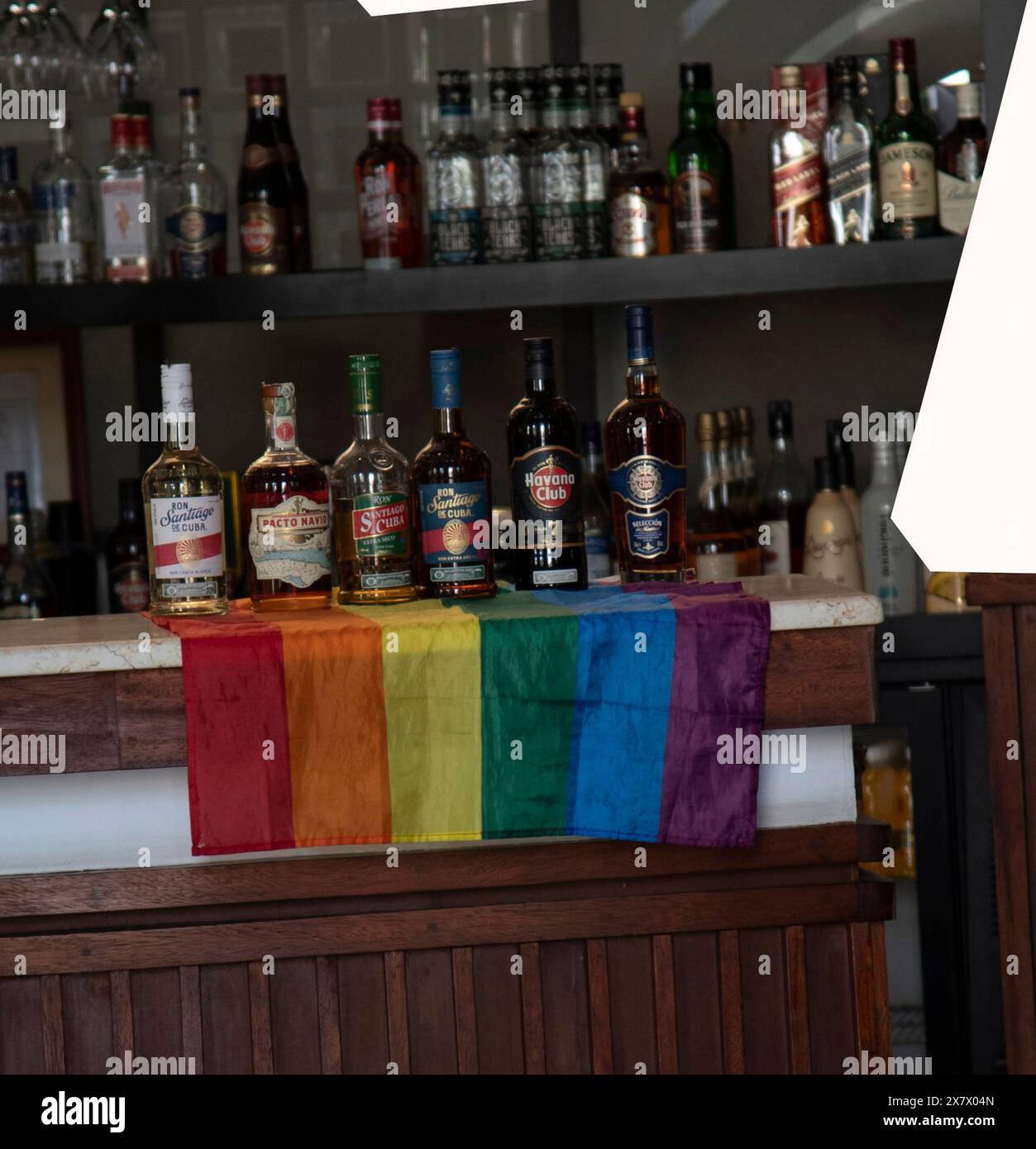 Drapeau LGBTQ dans un bar à la Havane, Cuba. Banque D'Images