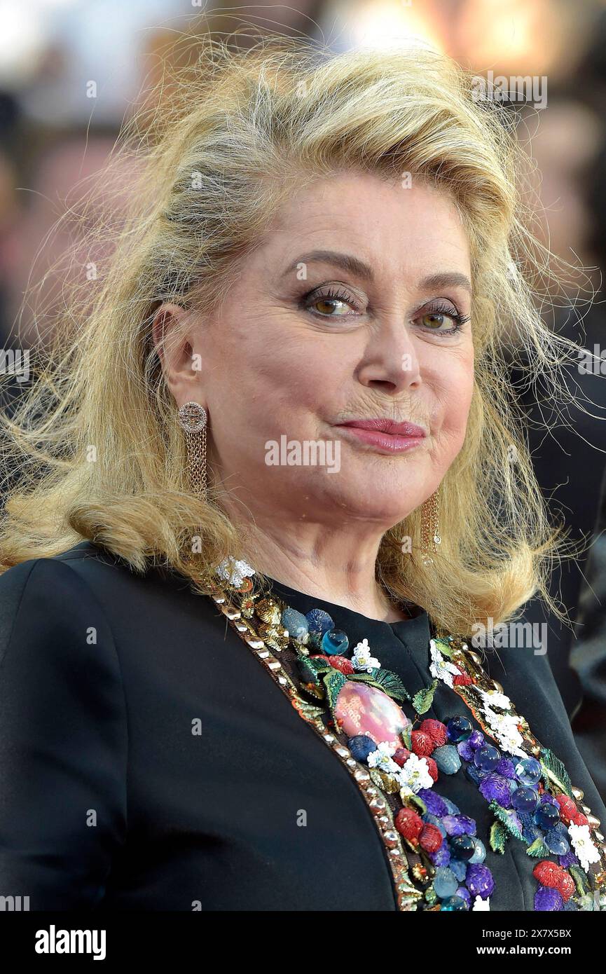 Cannes, France. 21 mai 2024. Catherine Deneuve apparaît sur le tapis rouge pour le film 'Marcello Mio' lors de la 77ème édition du Festival de Cannes à Cannes, dans le sud de la France, le mardi 21 mai 2024. Photo de Rocco Spaziani/UPI crédit : UPI/Alamy Live News Banque D'Images