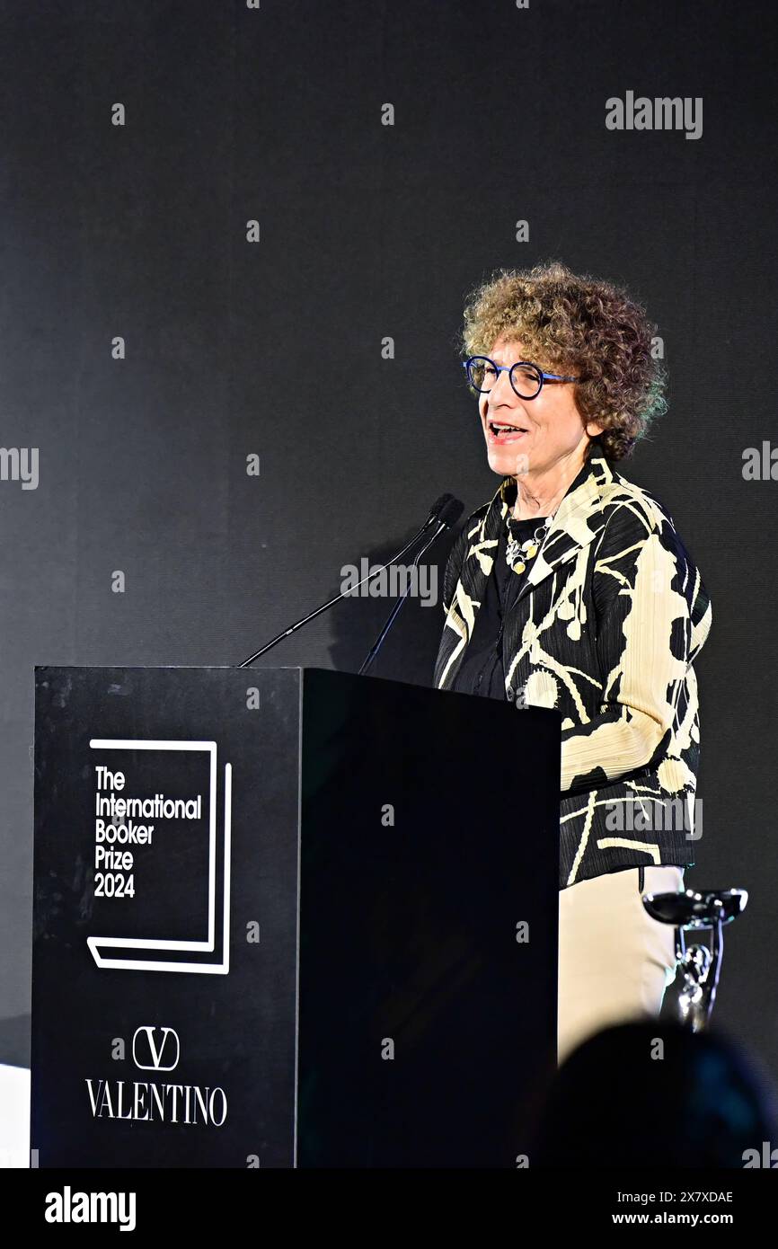 LONDRES, ANGLETERRE - 21 MAI 2024 : Présidente de l'International Booker Prize 2024 juges Eleanor Wachtel prend la parole sur scène lors de l'annonce du International Booker Prize 2024 à la Tate Modern à Londres, en Angleterre. Crédit : Voir Li/Picture Capital/Alamy Live News Banque D'Images