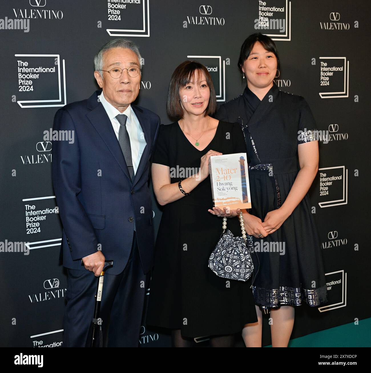 LONDRES, ANGLETERRE - 21 MAI 2024 : L'auteur Hwang Sok-yONG, la traductrice Sora Kim-Russell et la traductrice Youngjae Josephine Bae avec le livre présélectionné 'Mater 2-10' assistent à l'annonce du Prix international Booker 2024 à la Tate Modern à Londres, Angleterre. Crédit : Voir Li/Picture Capital/Alamy Live News Banque D'Images