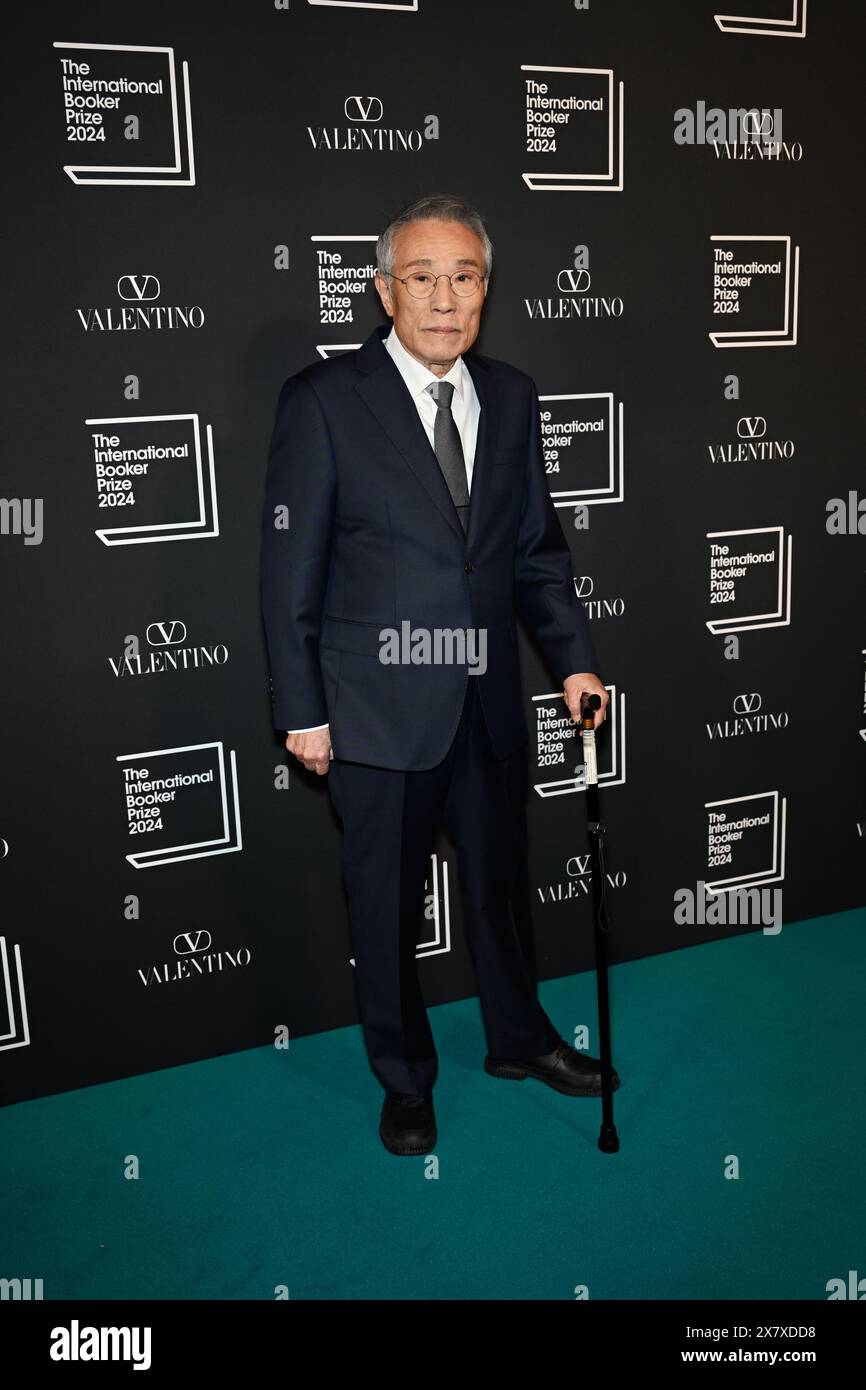 LONDRES, ANGLETERRE - 21 MAI 2024 : L'auteur Hwang Sok-yONG avec le livre présélectionné 'Mater 2-10' assiste à l'annonce du Prix International Booker 2024 à la Tate Modern à Londres, en Angleterre. Crédit : Voir Li/Picture Capital/Alamy Live News Banque D'Images