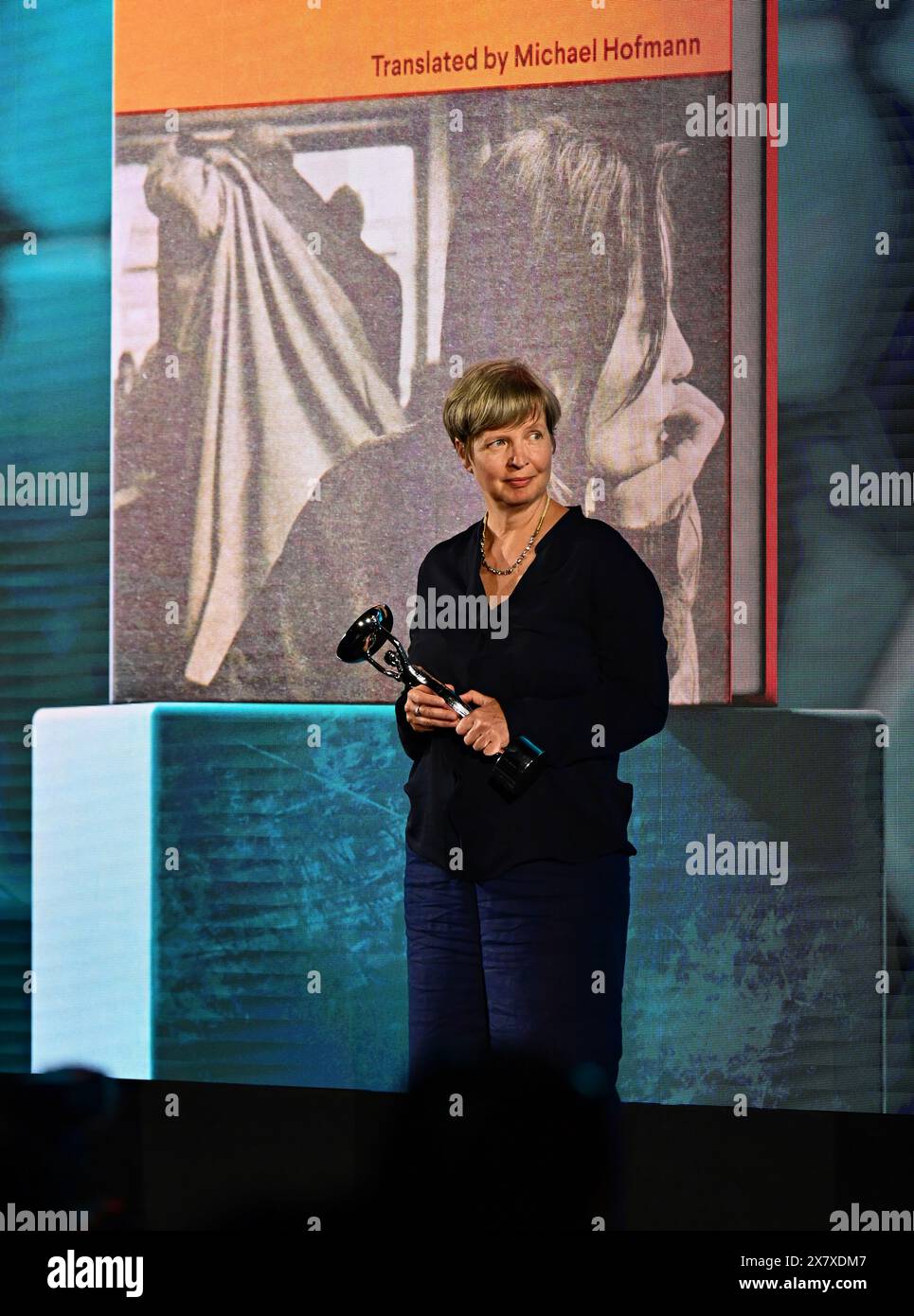 LONDRES, ANGLETERRE - 21 MAI 2024 : L'auteure Jenny Erpenbeck, lauréate de l'International Booker Prize 2024 pour son livre 'Kairos' sur scène lors de l'annonce du International Booker Prize 2024 à la Tate Modern à Londres, Angleterre. Crédit : Voir Li/Picture Capital/Alamy Live News Banque D'Images