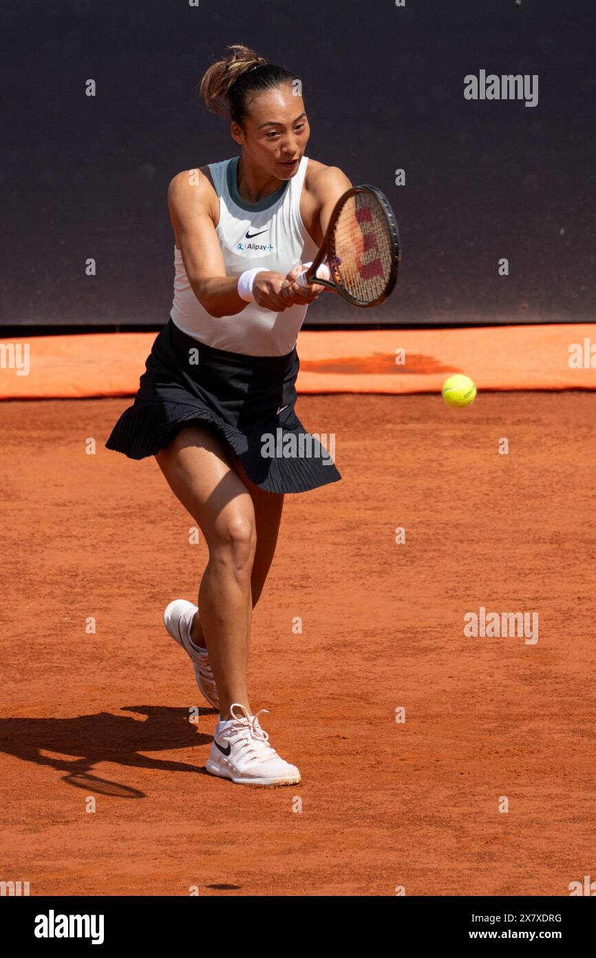 Rome, Italie. 13 mai 2024. Qinwen Zheng, de Chine, en action contre Naomi Osaka, du Japon, au quatrième tour du huitième jour de l'Internazionali BNL D'Italia 2024 au Foro Italico à Rome, en Italie. Qinwen Zheng a gagné contre Naomi Osaka 6 6 - 2 4 (photo de Stefano Costantino/SOPA images/SIPA USA) crédit : SIPA USA/Alamy Live News Banque D'Images