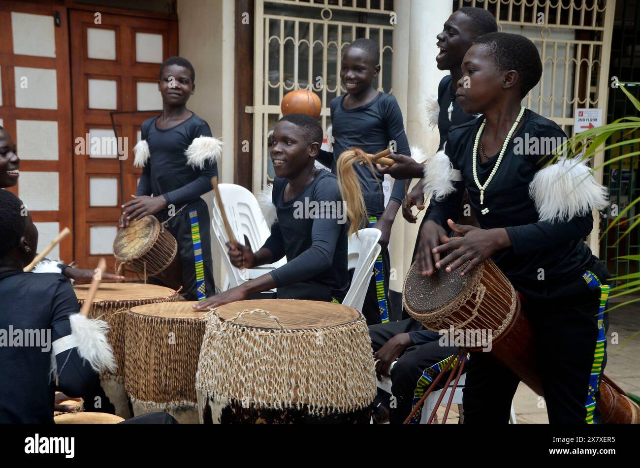 Kampala, Ouganda. 21 mai 2024. Les gens se produisent lors de la célébration de la Journée mondiale de la diversité culturelle pour le dialogue et le développement au Centre culturel national de l'Ouganda à Kampala, Ouganda, le 21 mai 2024. Crédit : Nicholas Kajoba/Xinhua/Alamy Live News Banque D'Images
