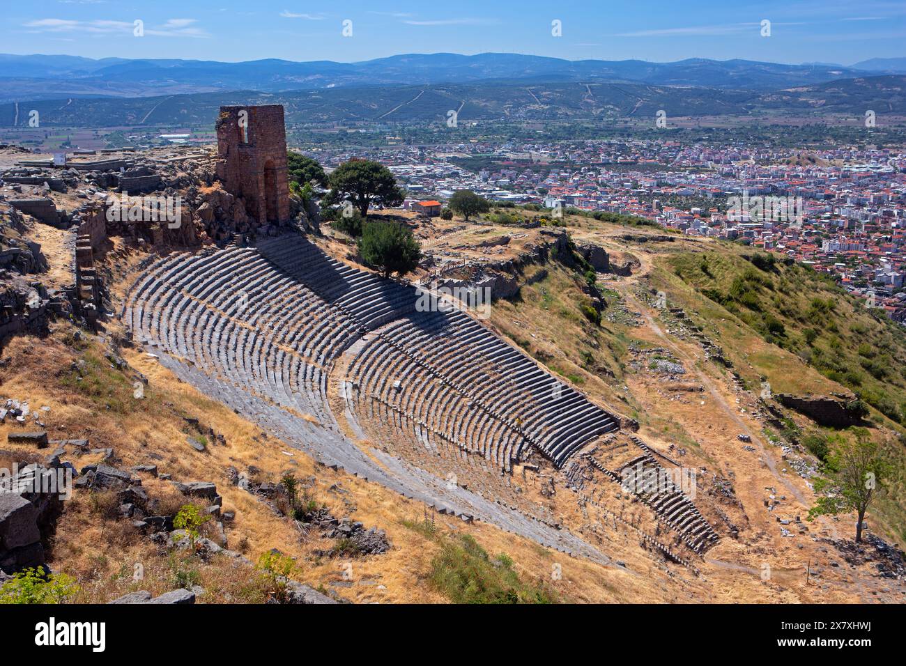 Théâtre hellénistique avec une tour byzantine du IIIe siècle av. J.-C. à Bergama, Turquie Banque D'Images