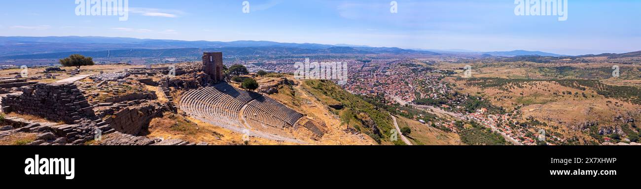Vue panoramique d'un théâtre hellénistique avec une tour byzantine du IIIe siècle av. J.-C. à Bergama, Turquie Banque D'Images