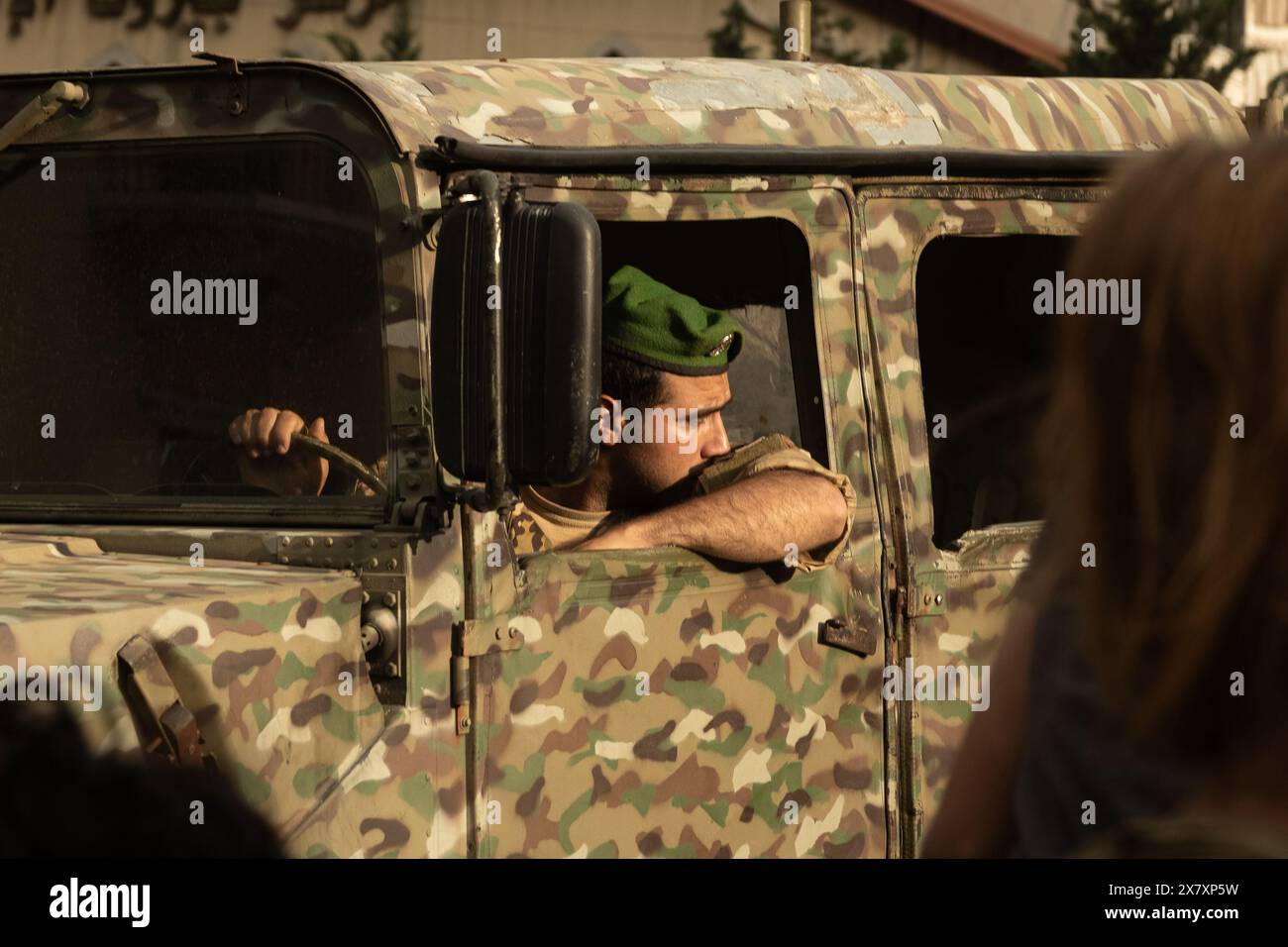 Beyrouth, Liban. 15 mai 2024. Depuis l’intérieur d’un Humvee américain, un soldat libanais observe des manifestants commémorer la Journée de la Nakba à Beyrouth, au Liban, le 15 mai 2024. La Nakba, ou catastrophe, fait référence au déplacement forcé de Palestiniens par Israël qui a commencé en 1948. (Photo de Collin Mayfield/Sipa USA) crédit : Sipa USA/Alamy Live News Banque D'Images