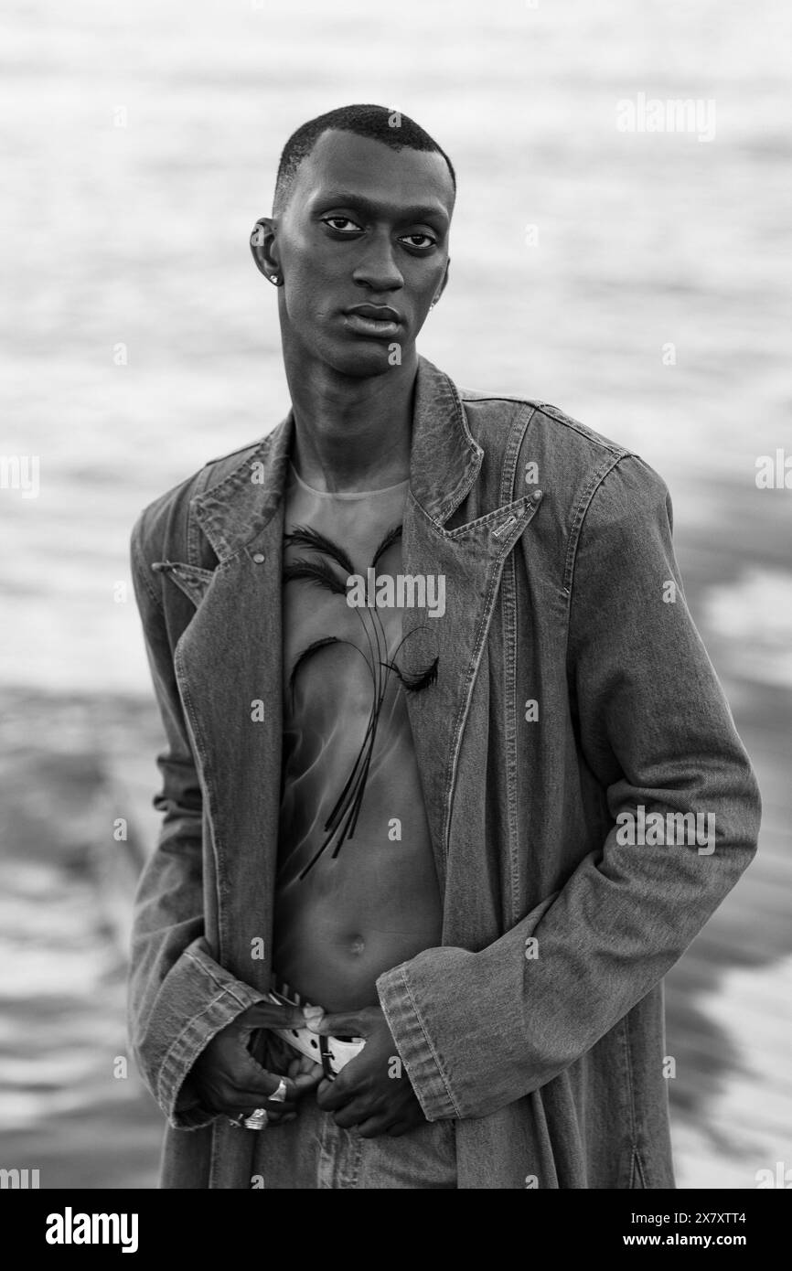 Cannes, France. 21 mai 2024. Portrait et prise de vue personnelle du mannequin Alioune Badara tombent lors de la 77ème édition annuelle du Festival de Cannes au restaurant ECRIN plage le 21 mai 2024 à Cannes, France. Photo de Cyril ChateauABACAPRESS. COM Credit : Abaca Press/Alamy Live News Banque D'Images