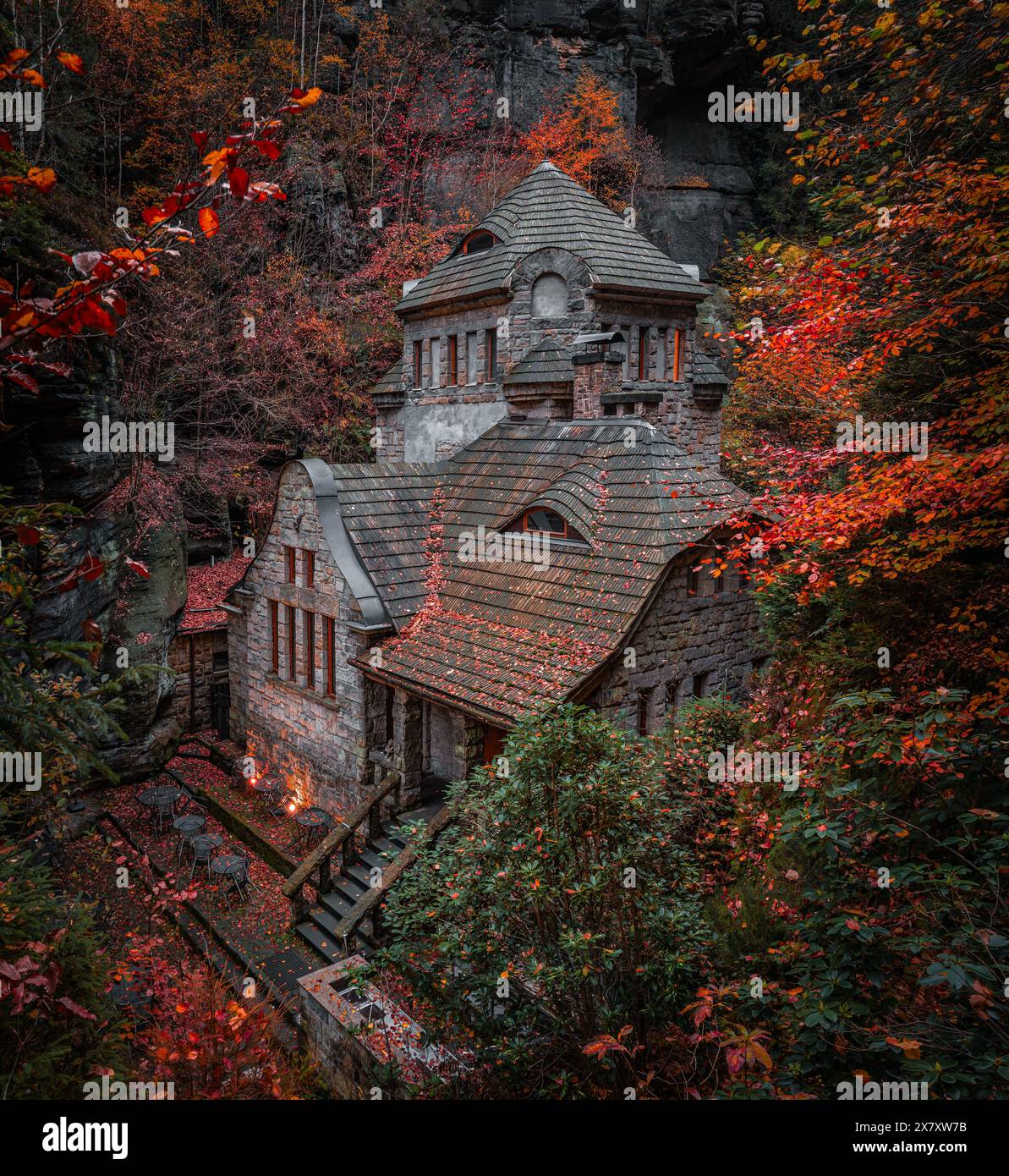 Hrensko, République Tchèque - joli cottage en pierre dans les bois tchèques près de Hresko à l'automne avec des feuilles et des feuillages d'automne colorés Banque D'Images