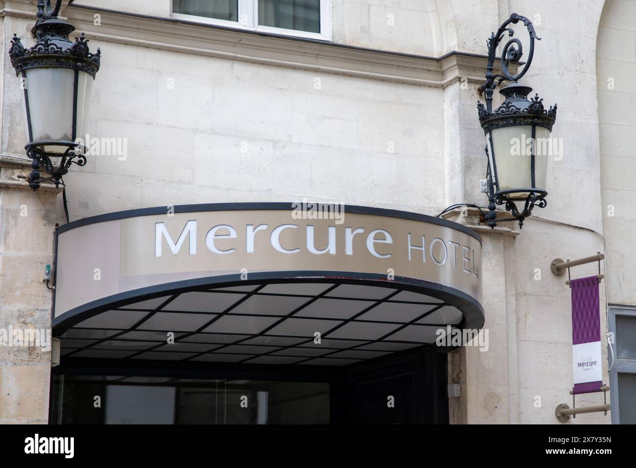 nantes , France - 05 22 2024 : hôtel mercure texte marque Hostel et logo enseigne entrée bâtiment mur façade entrée rue ville Banque D'Images