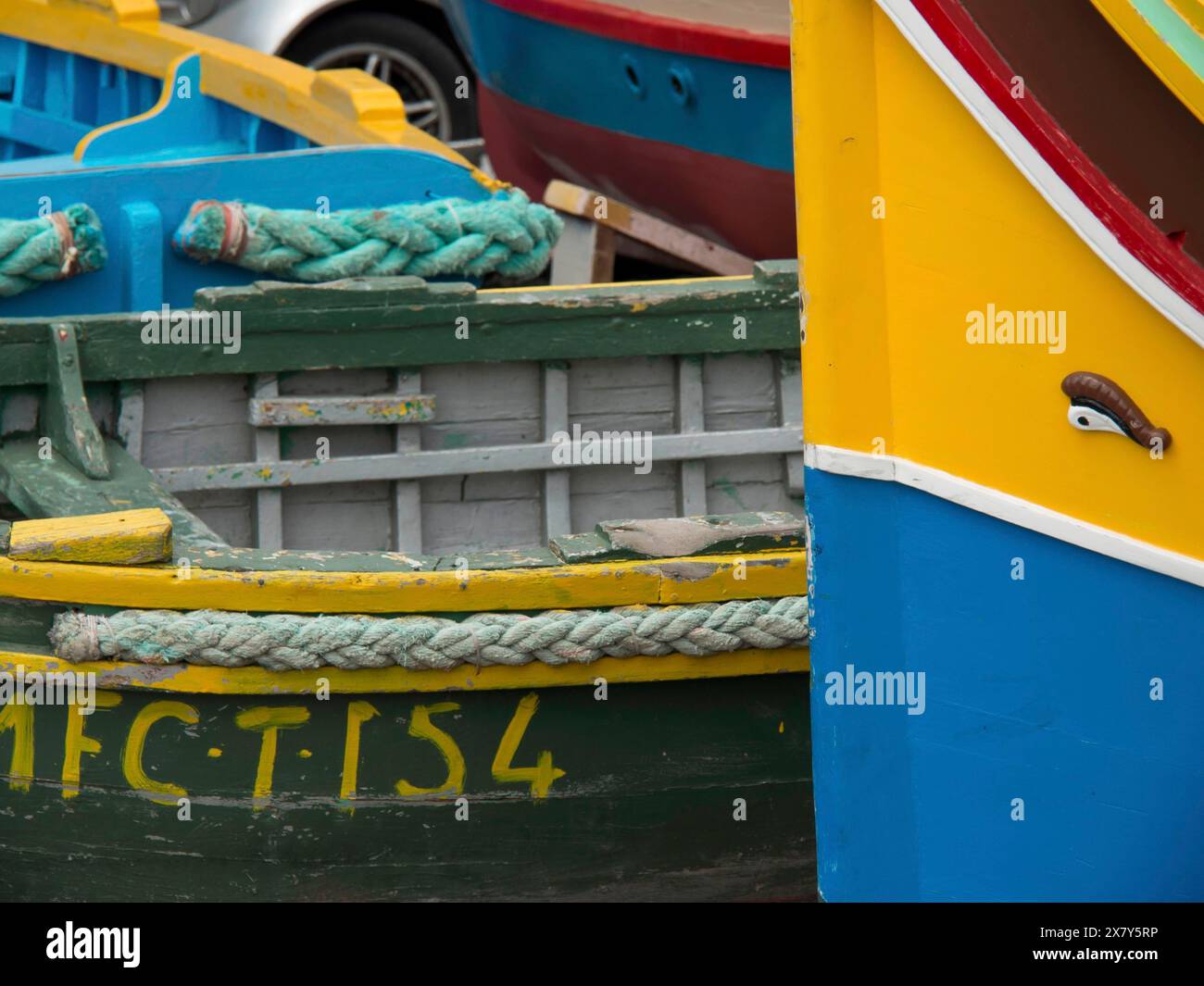 Gros plan de bateaux de pêche colorés se trouvant côte à côte dans le port, de nombreux bateaux de pêche colorés dans un port de la mer Méditerranée, Marsa Banque D'Images