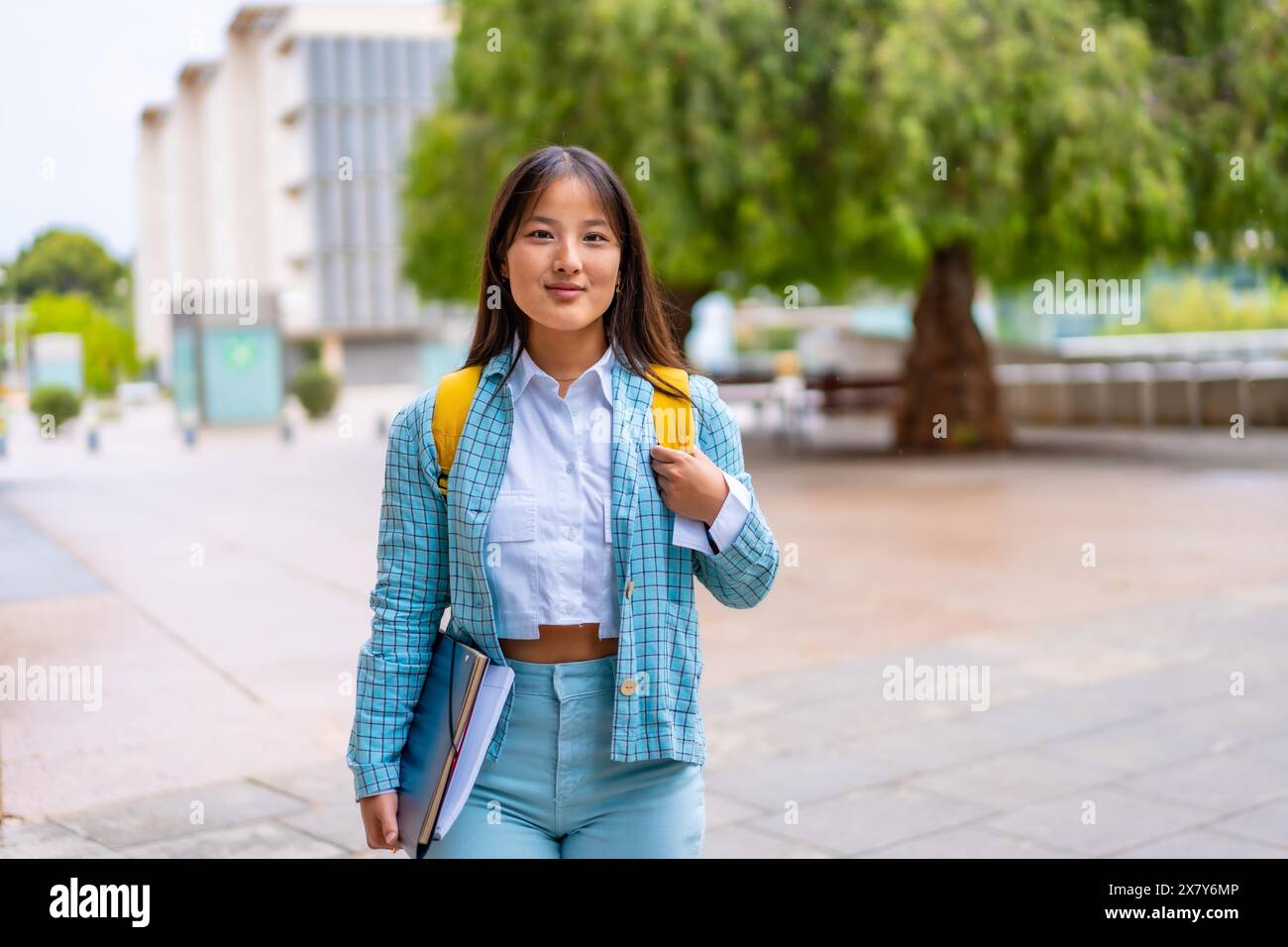 Portrait d'un étudiant universitaire chinois dans le campus debout fier regardant la caméra Banque D'Images