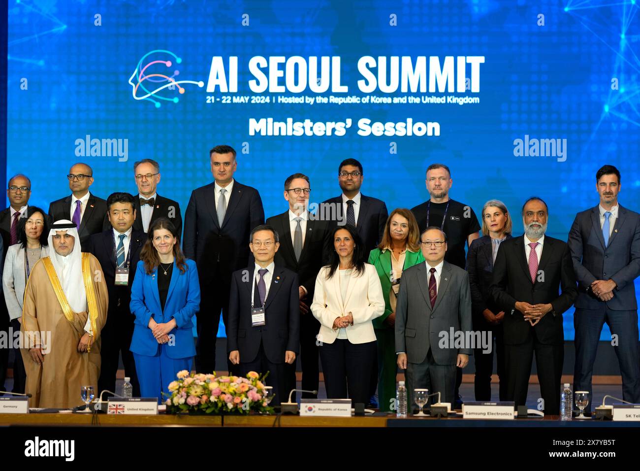 Saudi Arabia's President of the Saudi Data and AI Authority Abdullah bin Sharaf Alghamdi, left on front row, Britain's Secretary of State for Science, Innovation and Technology Michelle Donelan, second from left on front row, and South Korea's Minister of Science and ICT Lee Jong-ho, third from left on front row, pose for a photo with other government officials prior to the ministers' session of AI Seoul Summit in Seoul, South Korea, Wednesday, May 22, 2024. (AP Photo/Lee Jin-man) Banque D'Images