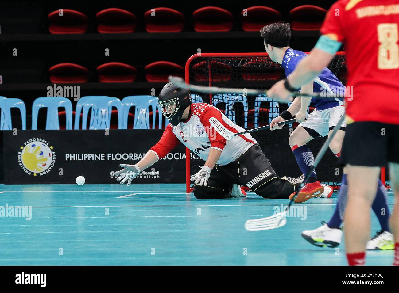 Pasig City, Philippines. 22 mai 2024. Le gardien de but japonais Akasaka Shota (l) réalise une sauvegarde lors des qualifications pour les Championnats du monde masculin de Floorball 2024 entre le Japon et la Chine à Pasig City, aux Philippines, le 22 mai 2024. Crédit : Rouelle Umali/Xinhua/Alamy Live News Banque D'Images