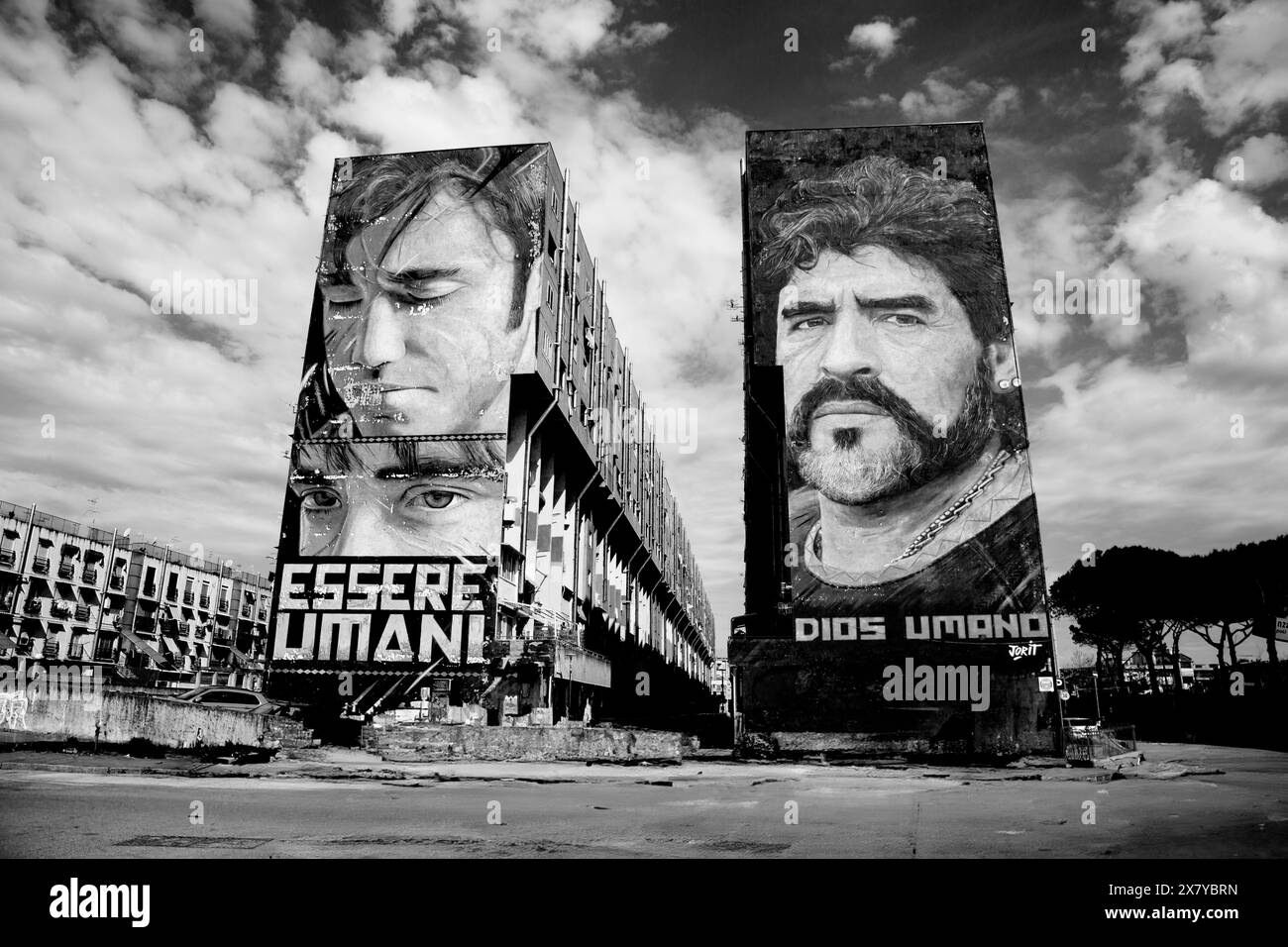 La fresque murale de Maradona de l'artiste de rue Jorit sur un bâtiment à Naples, en Italie, rend hommage au footballeur légendaire Banque D'Images