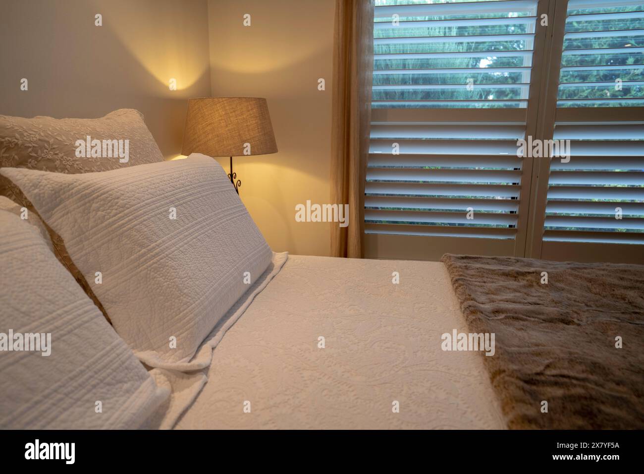 Lit d'hôtel confortable, style classique avec ensemble d'oreillers sur le lit, concept de design intérieur Banque D'Images