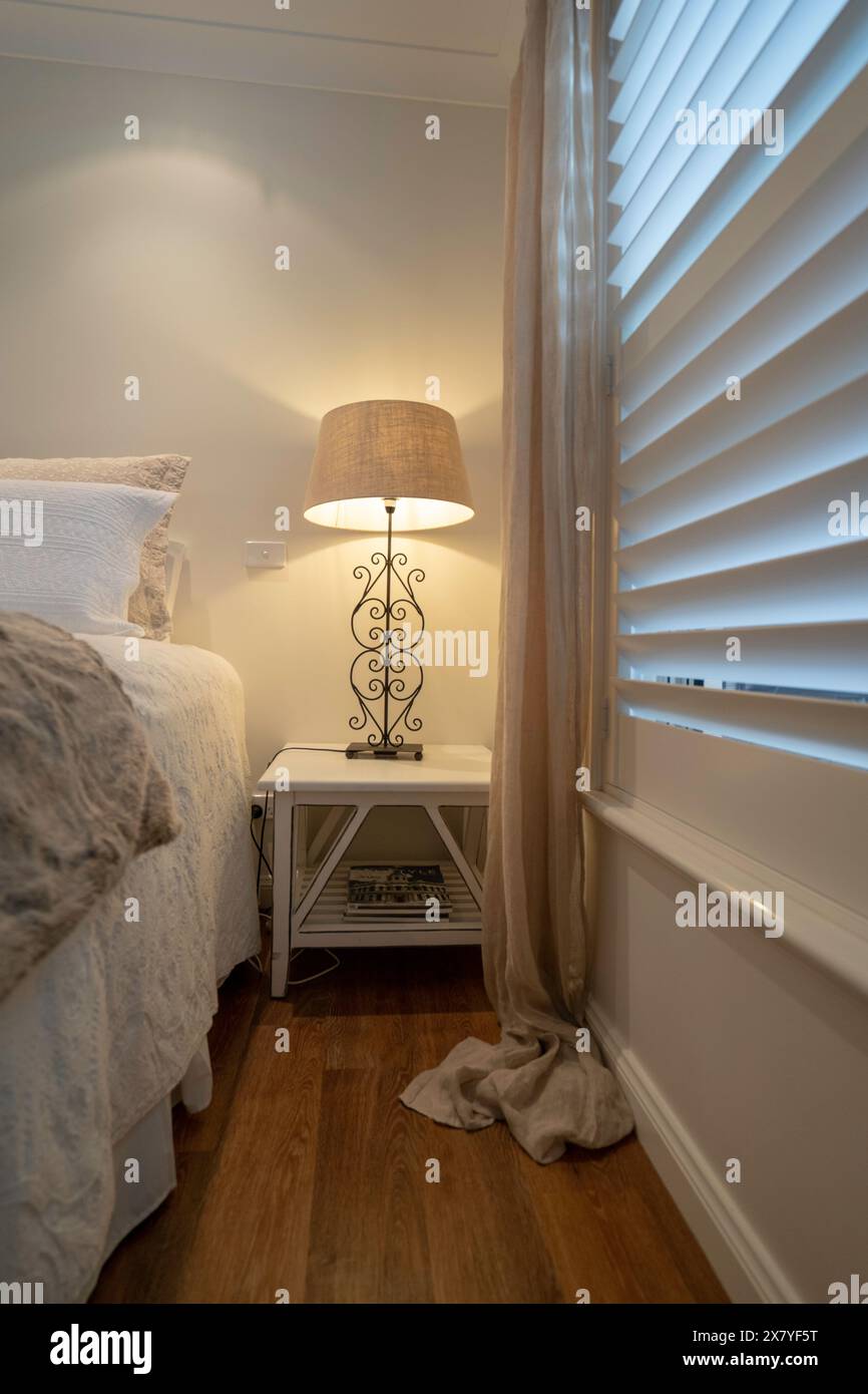 Lit d'hôtel confortable, style classique avec ensemble d'oreillers sur le lit, concept de design intérieur Banque D'Images