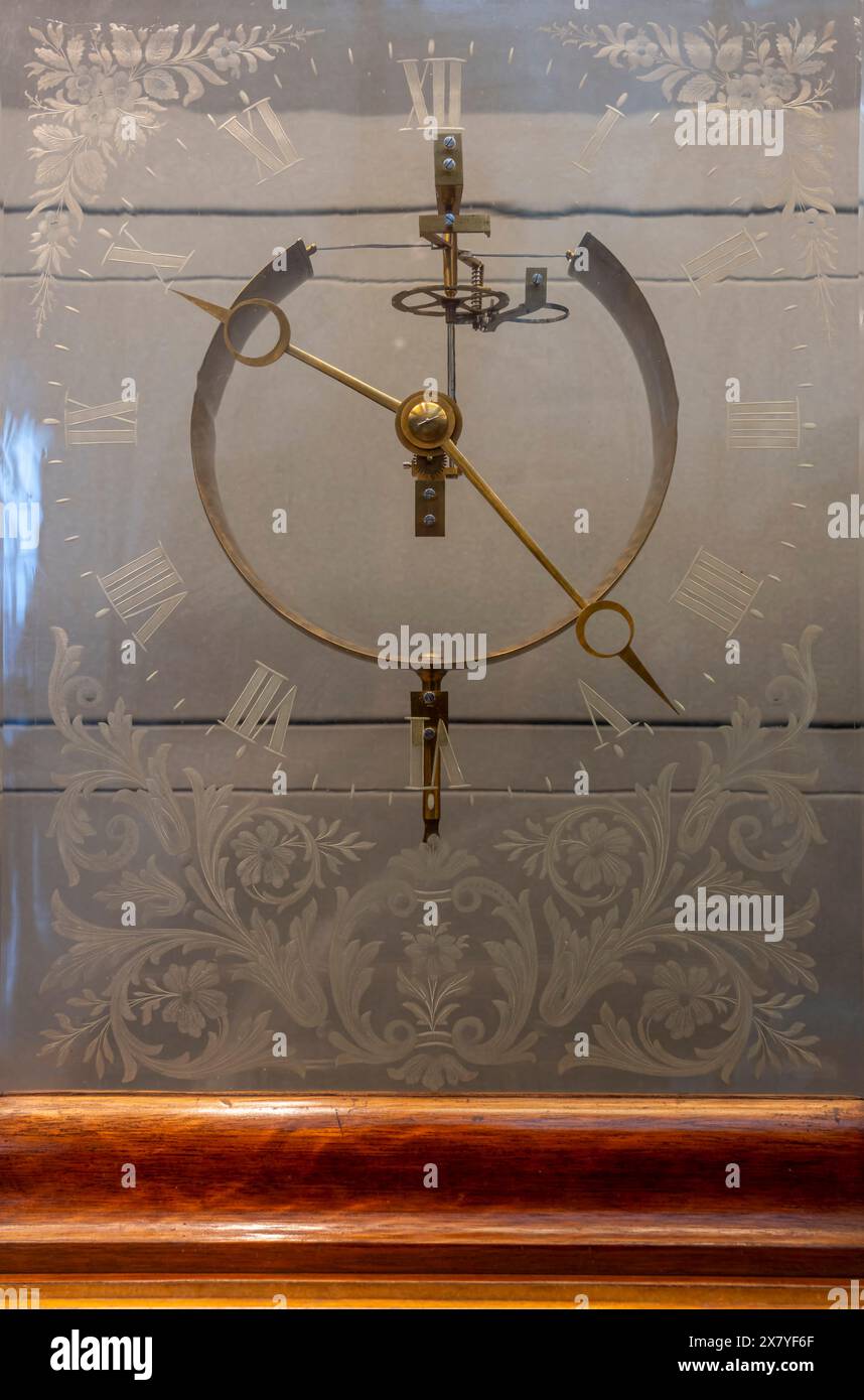 Paris, France - 05 11 2024 : Musée des Arts et métiers. Vue d'un système Bourdon d'horloge maître pneumatique Banque D'Images