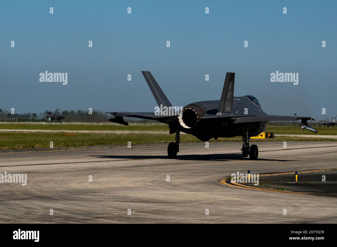 Un F-35C Lightning II taxies de l'US Air Force est mis en place lors de l'exercice Checkered Flag, base aérienne de Tyndall, Floride, le 14 mai 2024. Drapeau à damier, h Banque D'Images