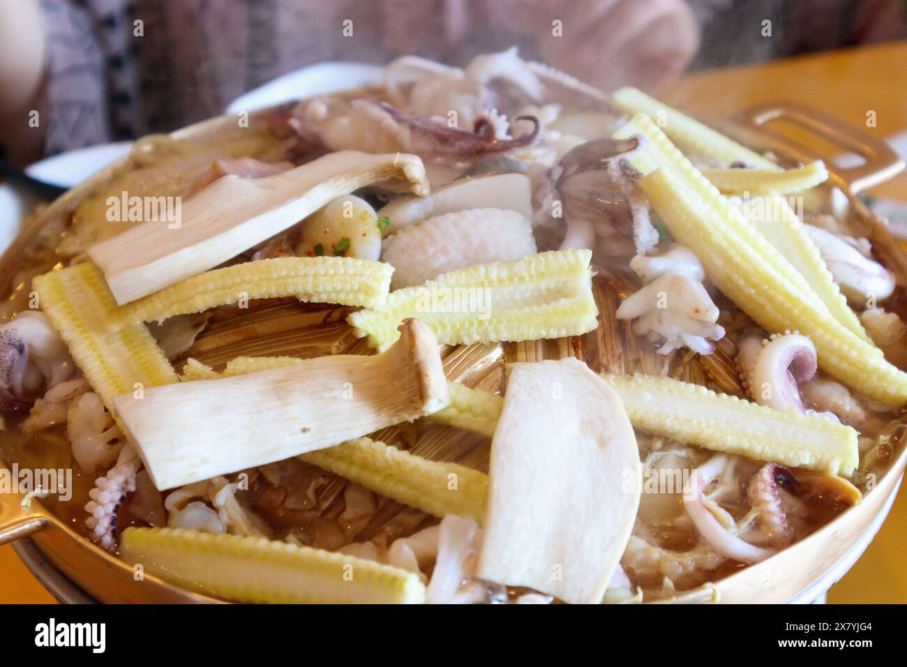 barbecue de style coréen avec champignons de fruits de mer de porc et légumes Banque D'Images