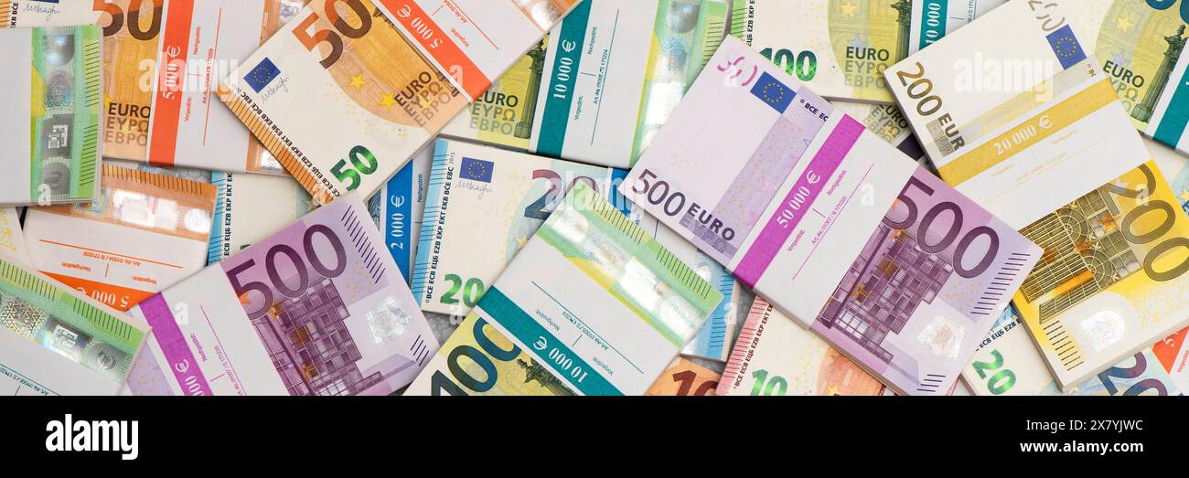 Eurowährung und Geldscheine Euroscheine liegen als Geldbündel mit Banderolen übereinander *** Euro monnaie et billets de banque les billets d'euro se trouvent au-dessus de l'eac Banque D'Images