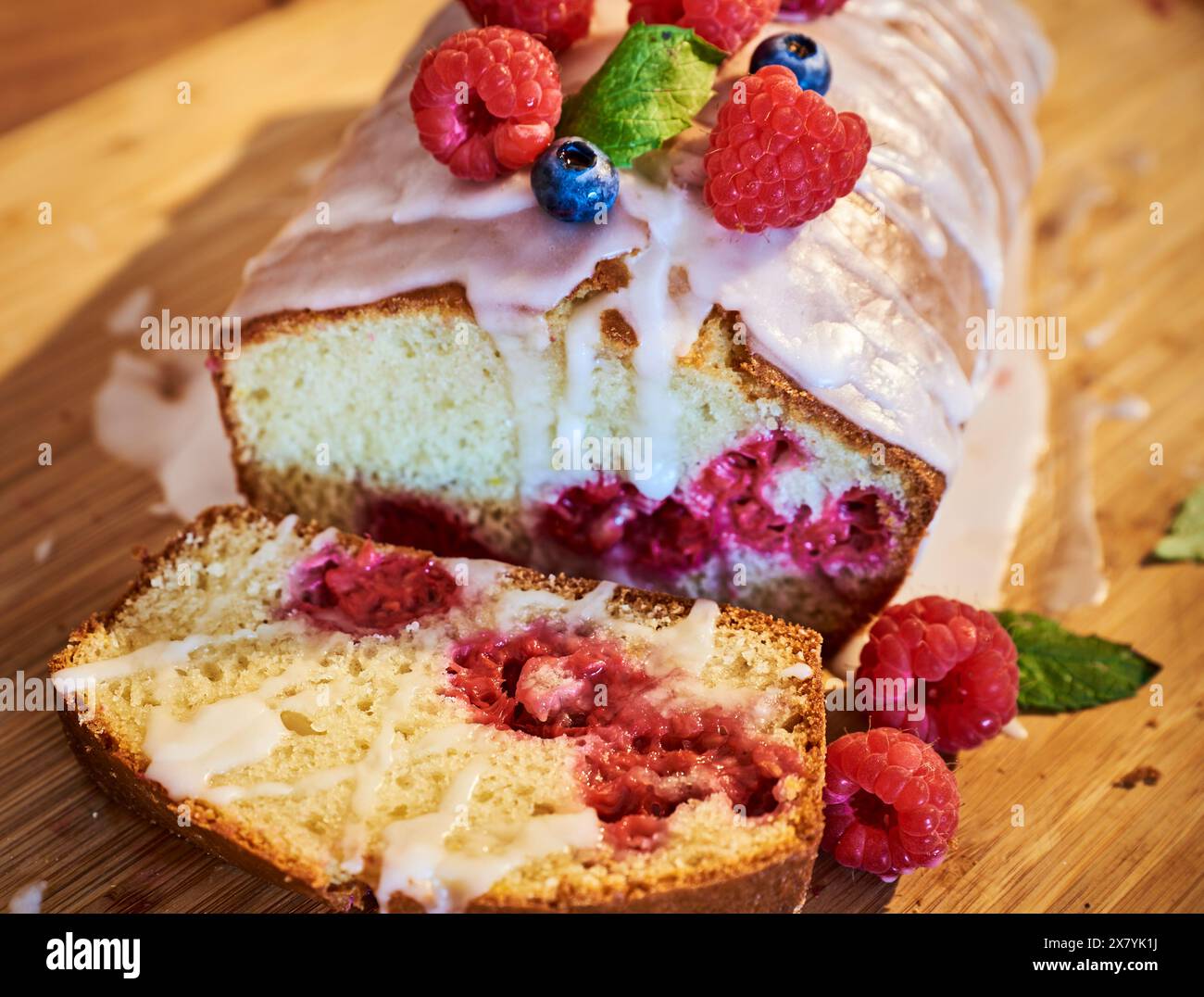 Gâteau aux prunes ou aux plumes chaud avec des framboises de saison. Appétissant gâteau bundt à la framboise ou gâteau aux fruits avec de la sucrerie douce. Tranche de plumcake exquise Banque D'Images