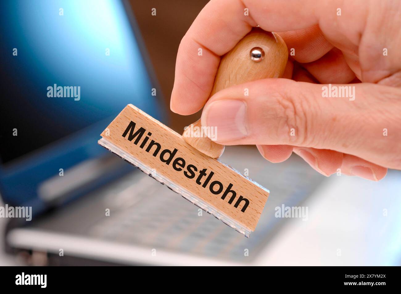 Mindestlohn Stempel in der Hand mit Aufschrift Mindestlohn *** timbre du salaire minimum dans la main avec l'inscription salaire minimum Banque D'Images