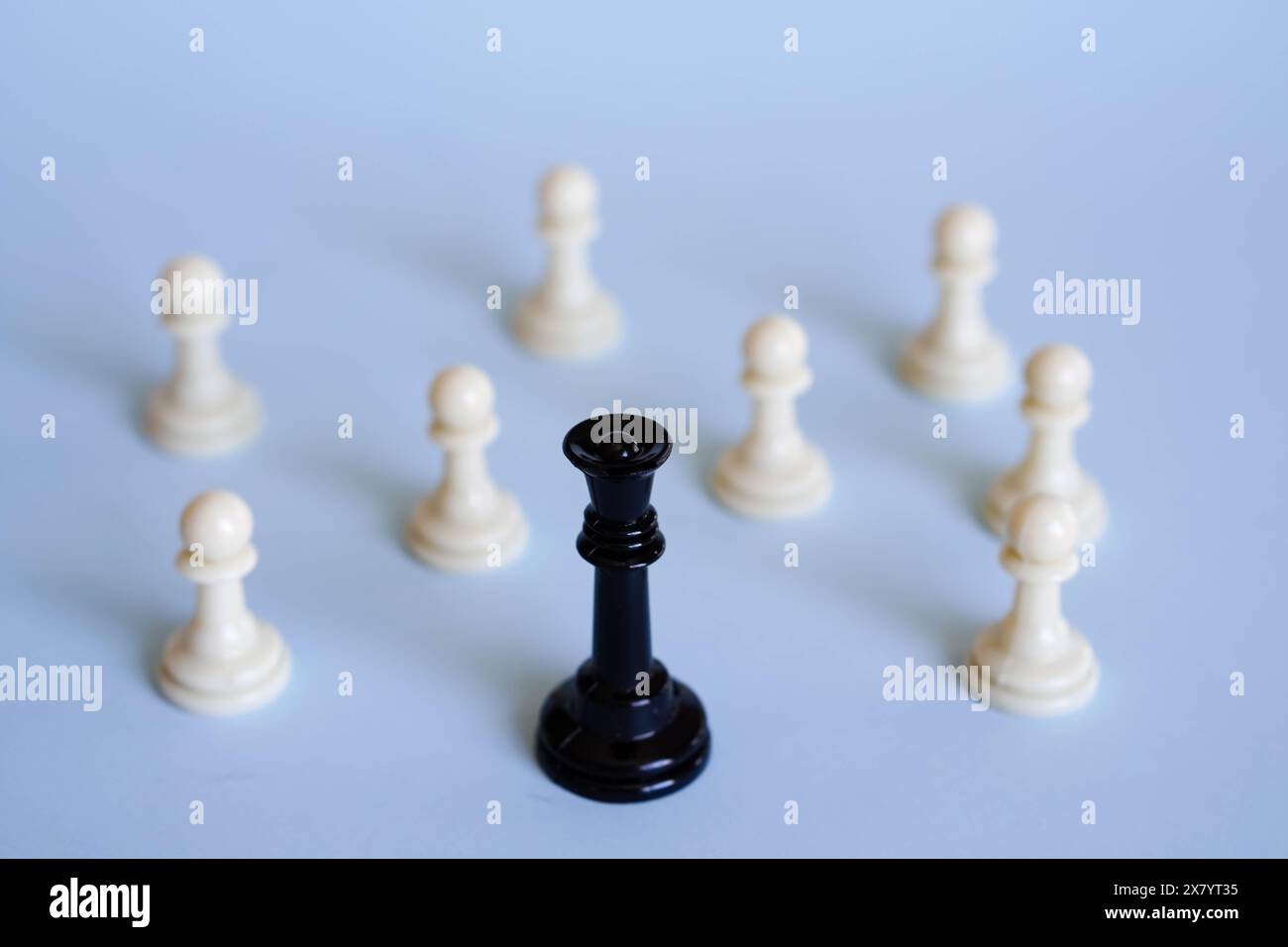 la reine des échecs à la tête des pions. leadership féminin Banque D'Images