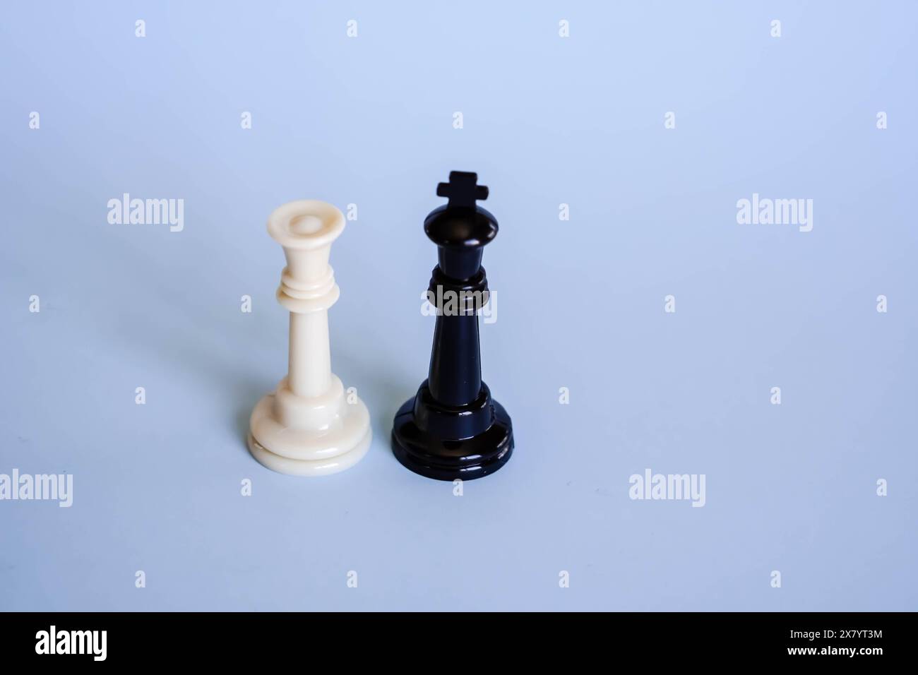 roi et reine d'échecs représentant l'égalité des chances entre les sexes Banque D'Images