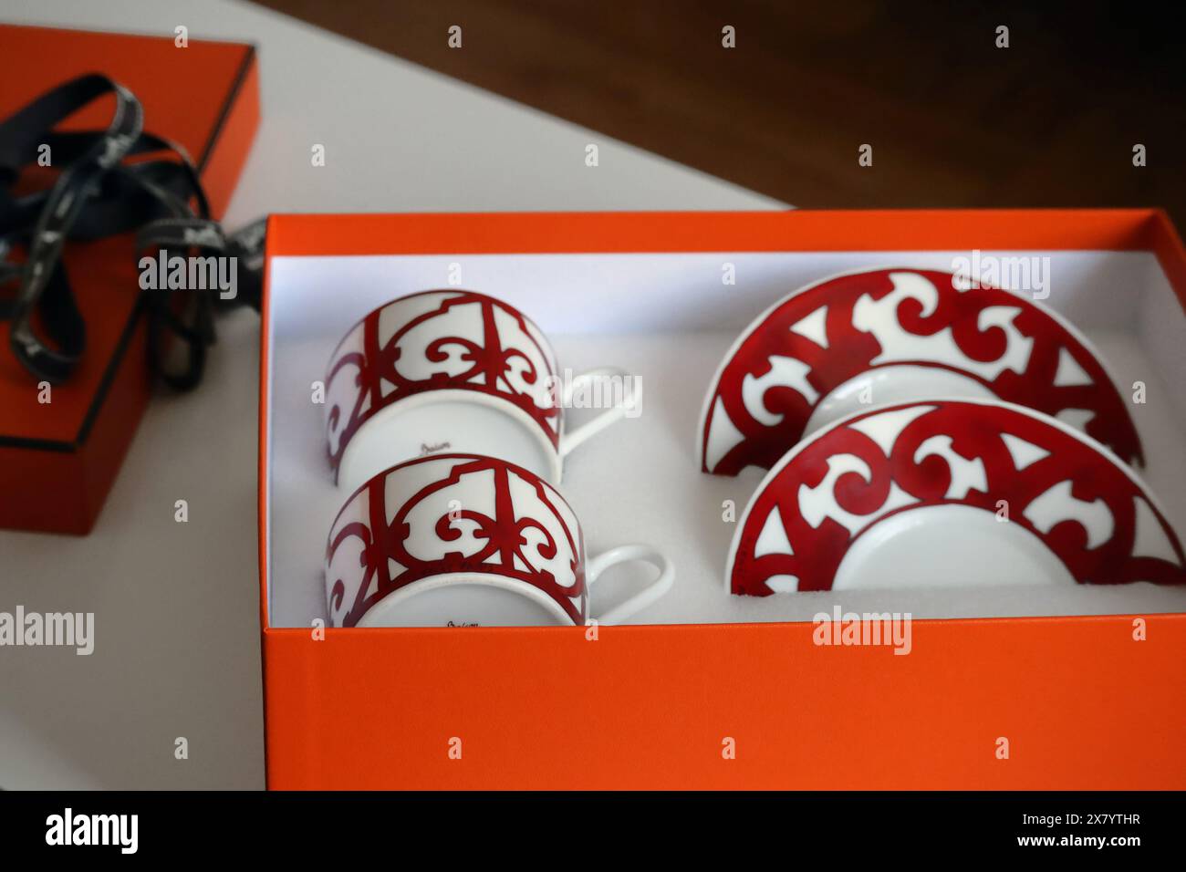 Nice, France - 09.11.2022 : tasses et soucoupes Hermès dans la boîte d'origine, collection 'balcon du Guadalquivir' Banque D'Images