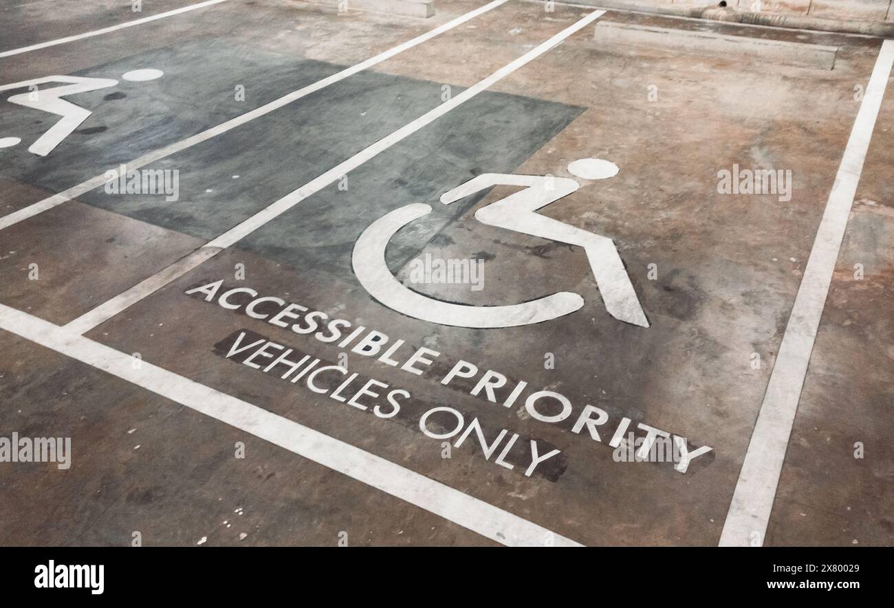 Fermez l'affiche sur le plancher du stationnement pour les véhicules prioritaires accessibles seulement, vue en perspective. Banque D'Images Fermez l'affiche sur le plancher du stationnement pour les véhicules prioritaires accessibles seulement, vue en perspective. Banque D'Images