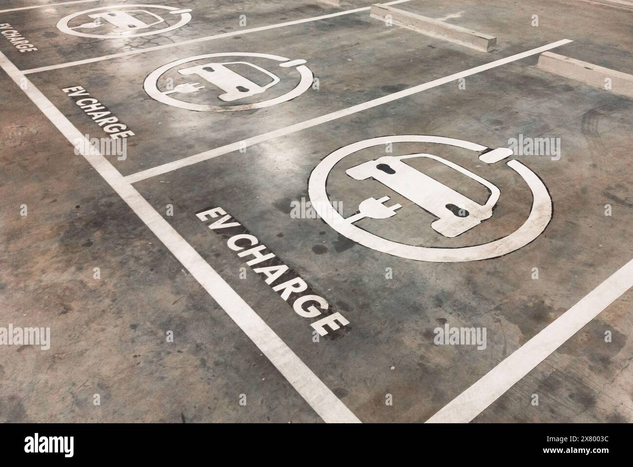 Le panneau sur le plancher d'un parking pour la charge EV, vue en perspective Banque D'Images Le panneau sur le plancher d'un parking pour la charge EV, vue en perspective Banque D'Images