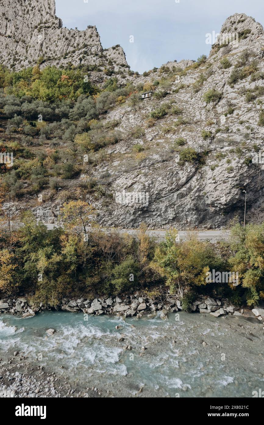 Vue sur les montagnes et la rivière depuis la ville médiévale d'Entrevaux, en Provence, sud de la France Banque D'Images
