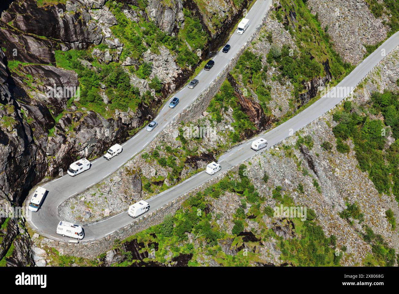 Les voitures et les VR empruntent une route sinueuse Trollstigen (Trolls Path) en Norvège connue pour ses virages serrés et ses vues imprenables sur les montagnes Banque D'Images