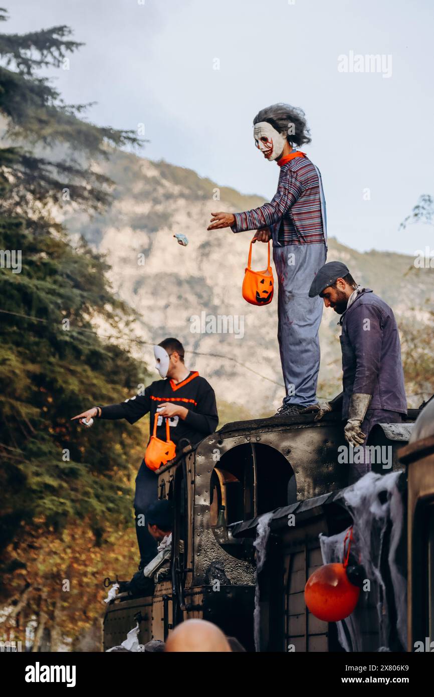 Entrevaux, France - 30.10.2022 : les gens déguisés célèbrent Halloween sur un train à vapeur vintage en Provence, dans le sud de la France. Banque D'Images