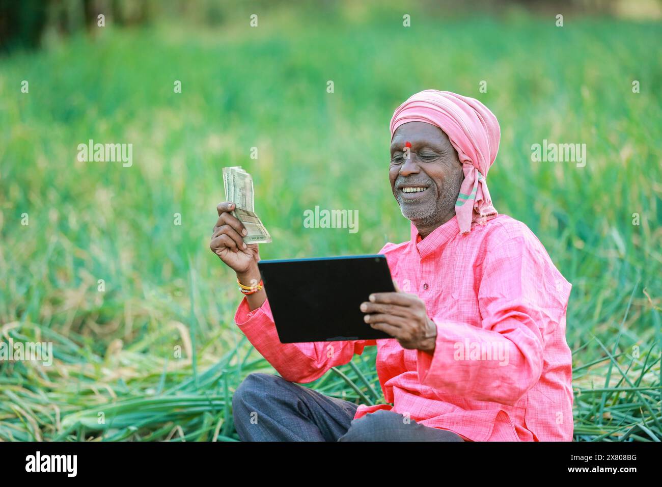 Fermier indien tenant la tablette Banque D'Images