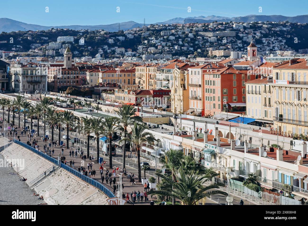 Nice, France - 7 novembre 2022 : vue sur la Promenade des Anglais à Nice par une journée ensoleillée de novembre Banque D'Images