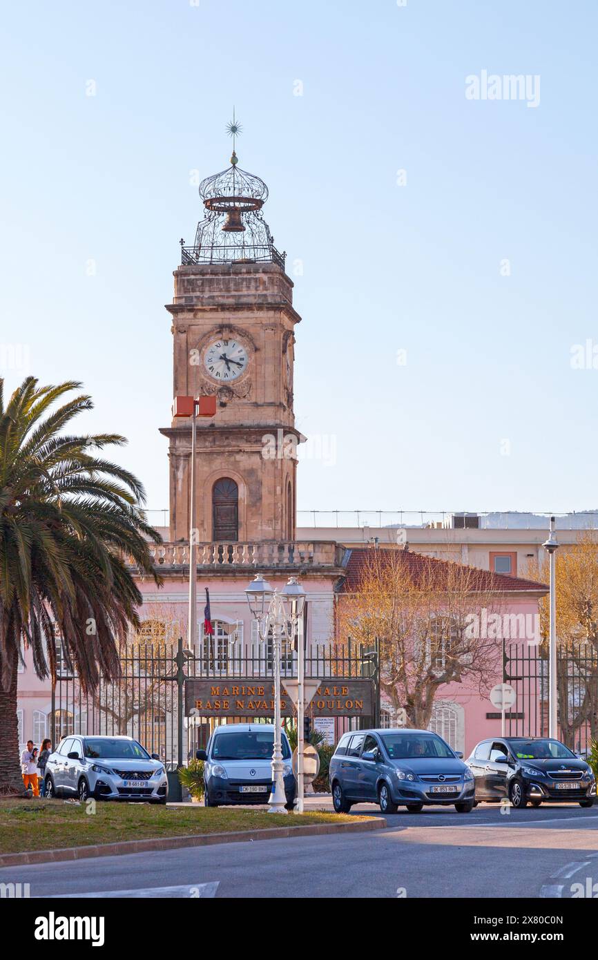 Toulon, France - 24 mars 2019 : la Tour de l'horloge est située à l'entrée principale de l'Arsenal. Banque D'Images