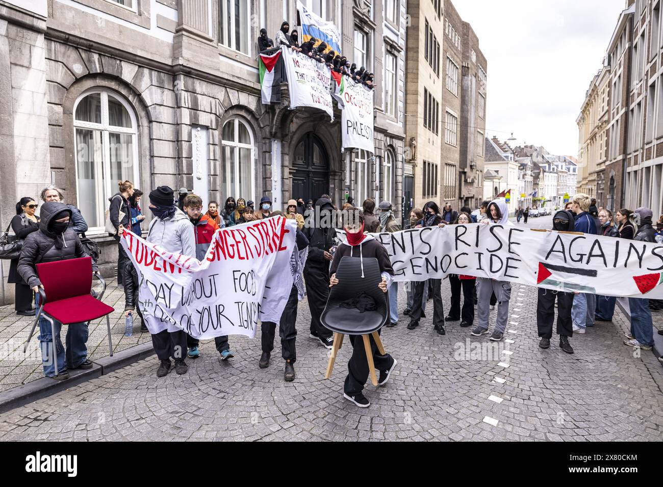 MAASTRICHT - des étudiants pro-palestiniens ont occupé le bâtiment de la faculté des sciences socioculturelles de l'Université de Maastricht (UM) sur la Grote Gracht. Ils ont accroché des banderoles et chantent des slogans depuis un balcon. ANP MARCEL VAN HOORN pays-bas Out - belgique Out Banque D'Images