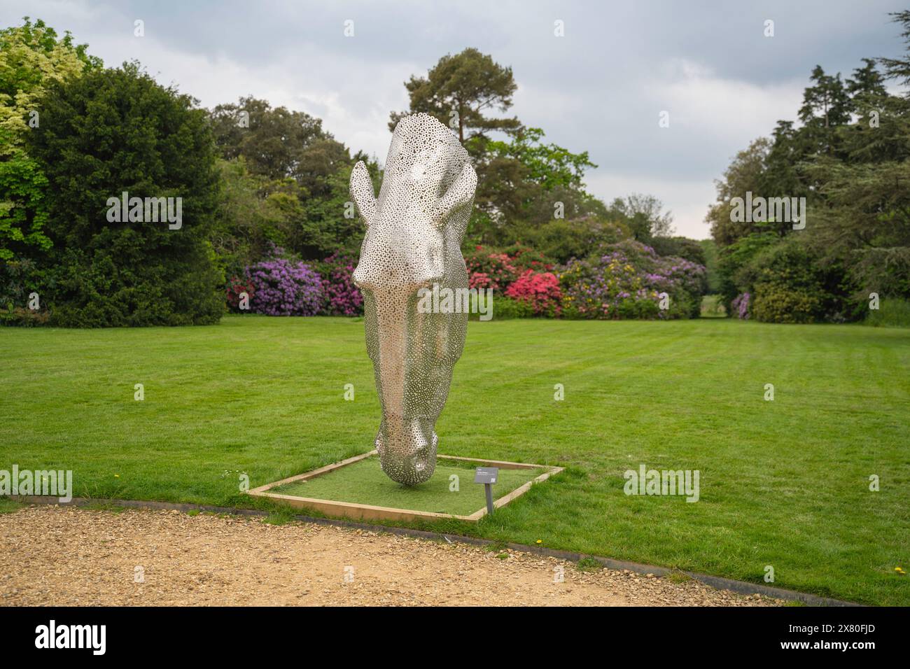 Des chevaux sculptés se dirigent à l'extérieur de Palace House qui était autrefois la porte de l'abbaye de Beaulieu avec des buissons de rhododendron derrière Banque D'Images