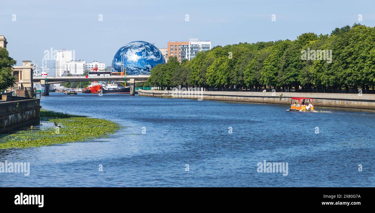 Kaliningrad vue sur la ville, photo panoramique prise sur la côte de la rivière par une journée ensoleillée d'été Banque D'Images